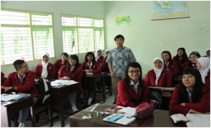 Mr. Isamu Nagayama with the students of SMAN 1 Magetan in his English class